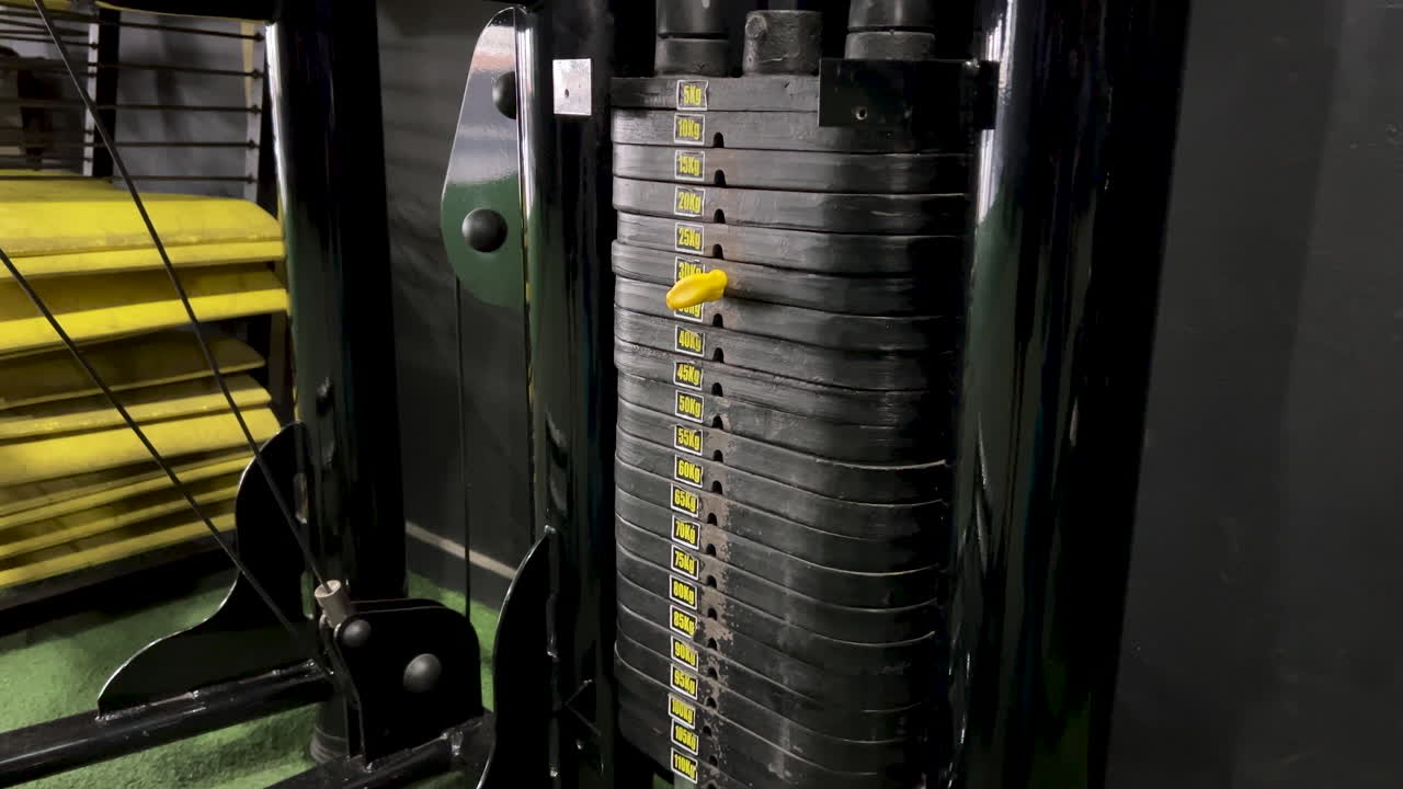 체육관 장비 에서 체중 변경 을 수행 하는 사람 의 세부 사항