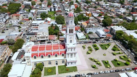 iglesia del sagrado corazón de jesús con jardín en moca, república dominicana
