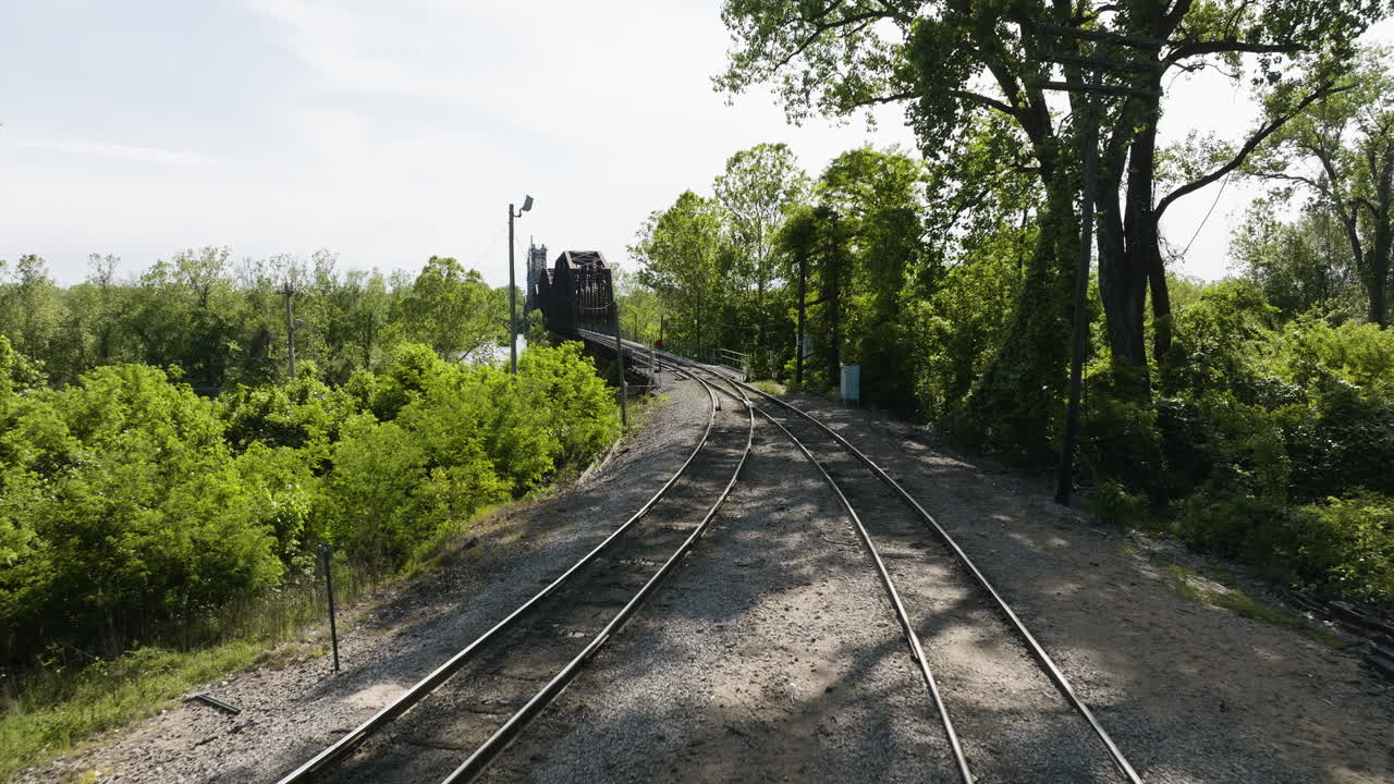 el cruce ferroviario de lee creek en van buren, arkansas, fue filmado por un dron.