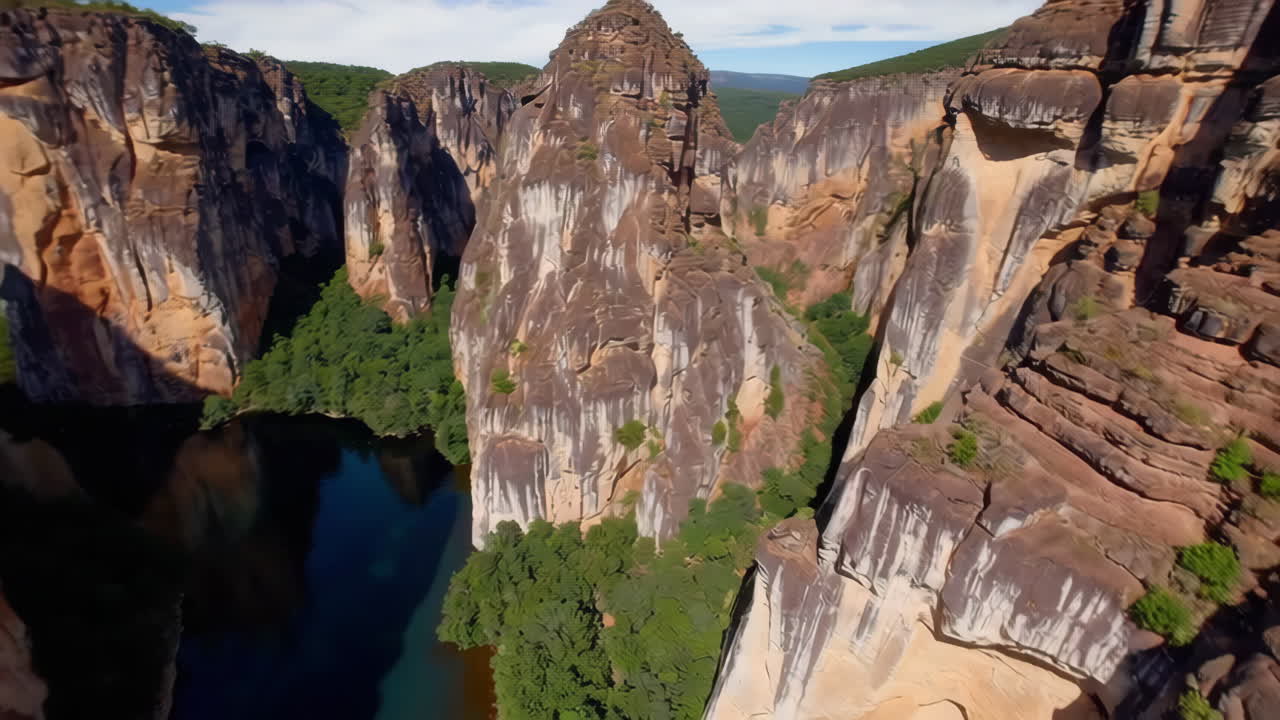 воздушный вид на каньон и реку