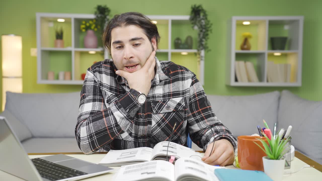 deprimido y agotado, el joven se pone de mal humor.