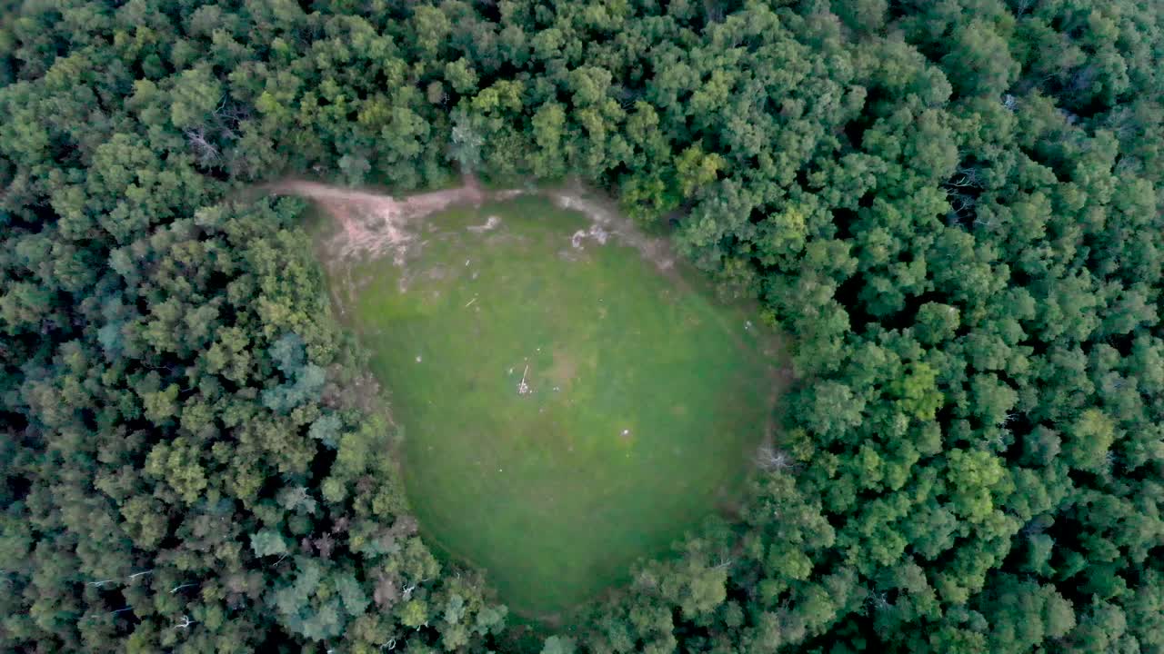 Yonah Dağı üzerinde ve çevresinde uçan drone çekimi