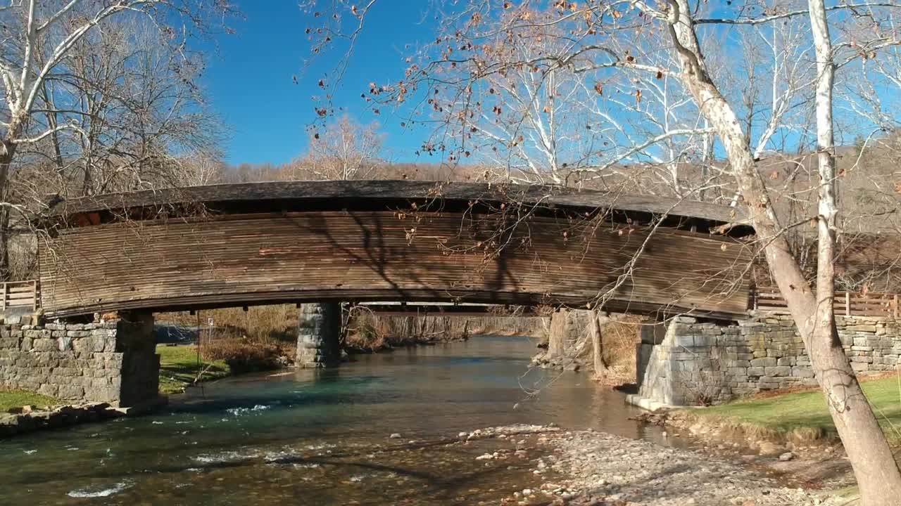 산속의 덮힌 다리 아래로 빠르고 맑은 물이 흐른다