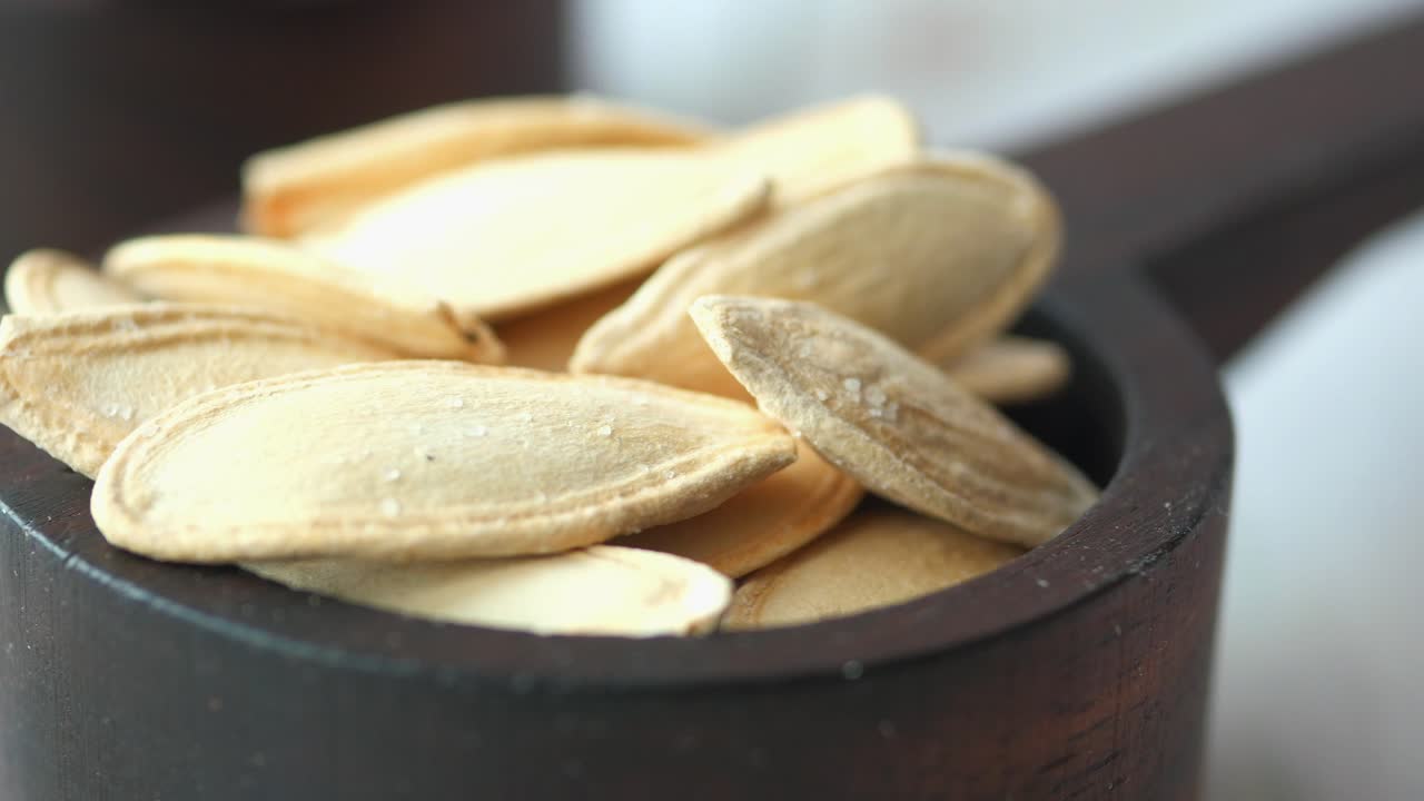 나무 그에 구운 호박 씨