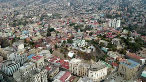 Carretilla-Aérea-En-El-Edificio-Del-Ejército-Chileno,-Palacio-Baburizza,-Paseo-Yugoslavo-Y-Funicular-El-Peral-En-Cerro-Alegre,-Valparaíso,-Chile