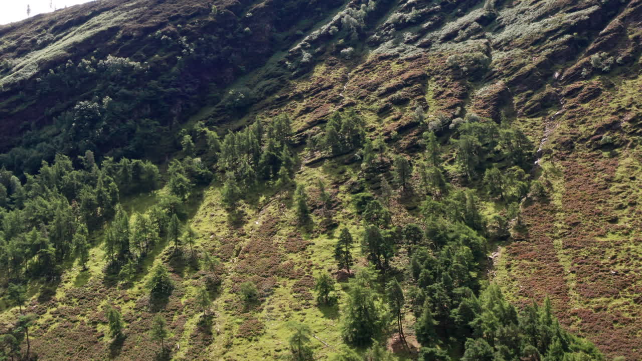 disparo aéreo en órbita de la montaña en las montañas de wicklow parque nacional en irlanda