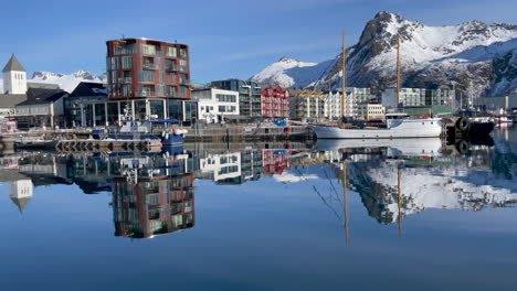 toma estática del muelle principal en el centro del puerto de svolvaer en un día soleado, isla de lofoten