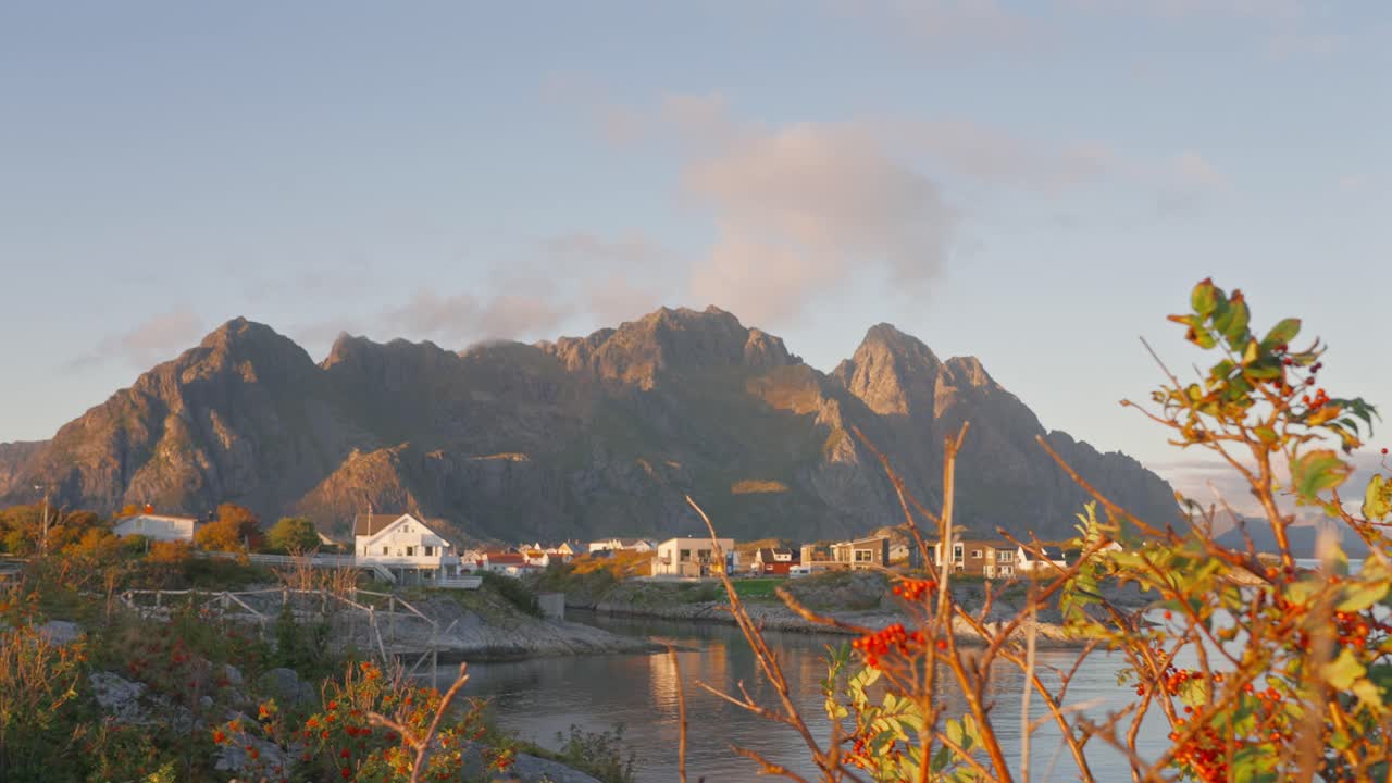 헨닝스베르, 로포텐 섬, 노르웨이 뒤에 있는 페스트바그틴드 산맥의 화려한 덤불에서 촬영된 번역