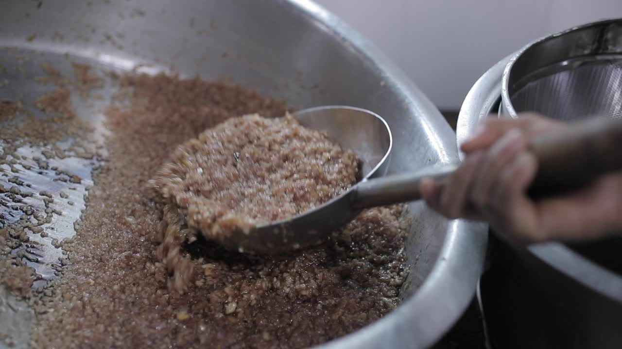 filtrado de cebolla cocida frita en filtro