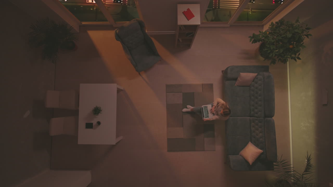 바닥에 앉아서 일하는 여자