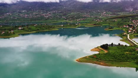 Casas-Rurales-Pintorescas-En-El-Municipio-De-La-Ladera-De-Ripci,-Bosnia-Y-Herzegovina