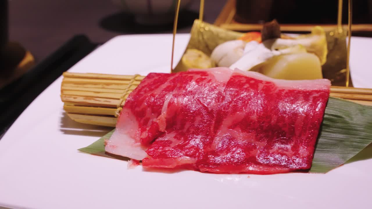 Thịt bò Wagyu thái lát của Nhật Bản, Cận cảnh món ăn trong thực đơn Kaiseki, Ryokan Nhật Bản