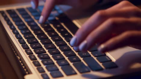 mujer escribiendo en el teclado de la computadora portátil