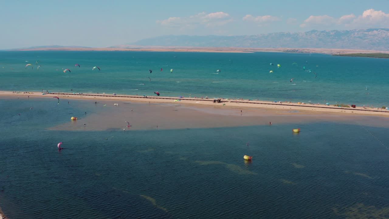 크로아티아 닌시에 있는 무인 항공기에서 카이트 서퍼의 긴 샷
