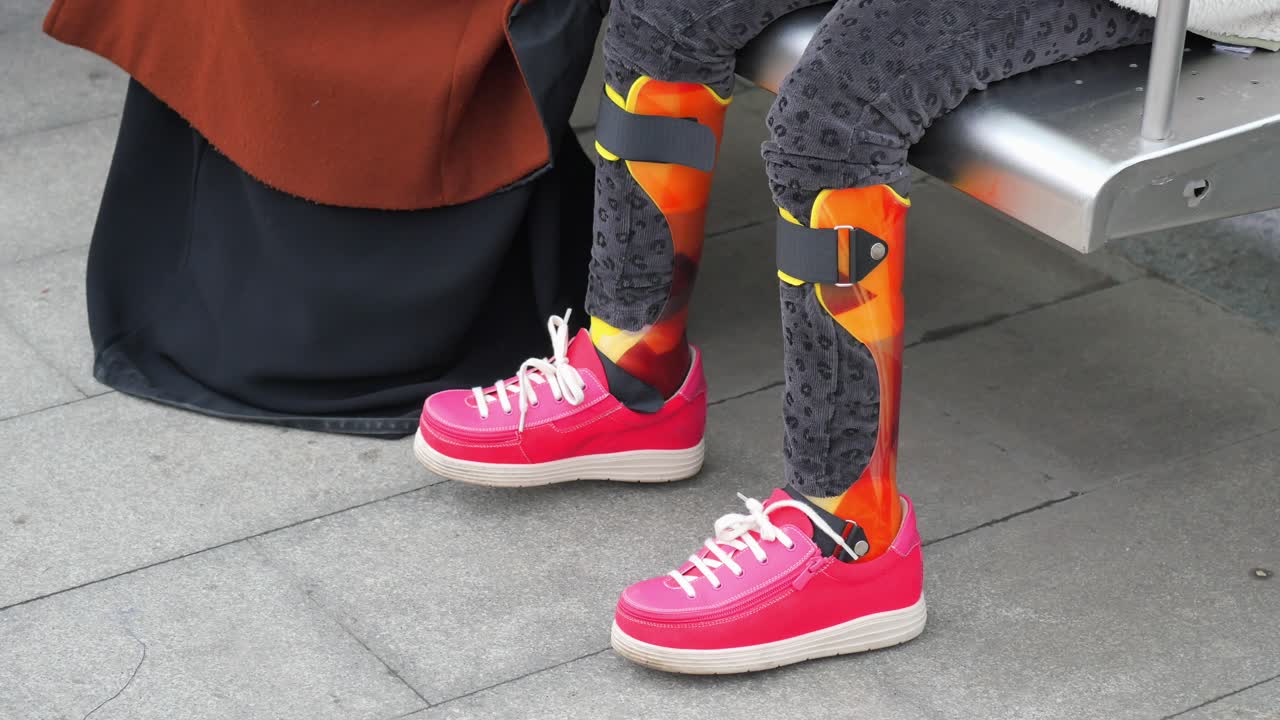 niño con aparatos ortopédicos para las piernas