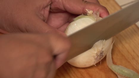 una cebolla amarilla pelada y cortada en cubitos en una tabla para cortar