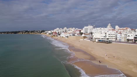 Playa-Tranquila-En-El-Complejo-Vacacional-Y-La-Ciudad-Armacao-De-Pera-En-Portugal,-Antena