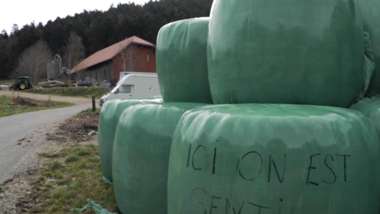 creux du van, neuchatel, 스위스의 녹색 건초 공 컨테이너