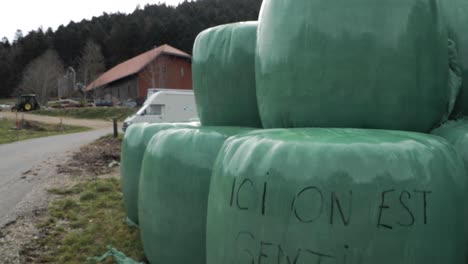 contenedor de bolas de heno verde en creux du van, neuchatel, suiza