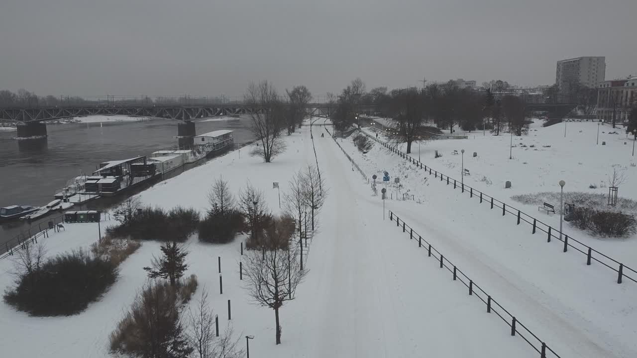 눈으로 덮인 바르샤바 폴란드의 눈 덮인 강변의 드론 비디오