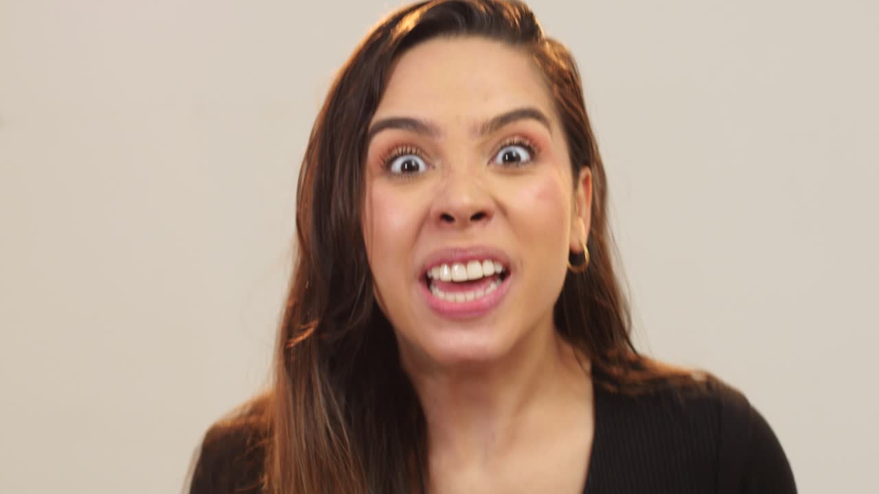 mujer furiosa gritando a la cámara-4k