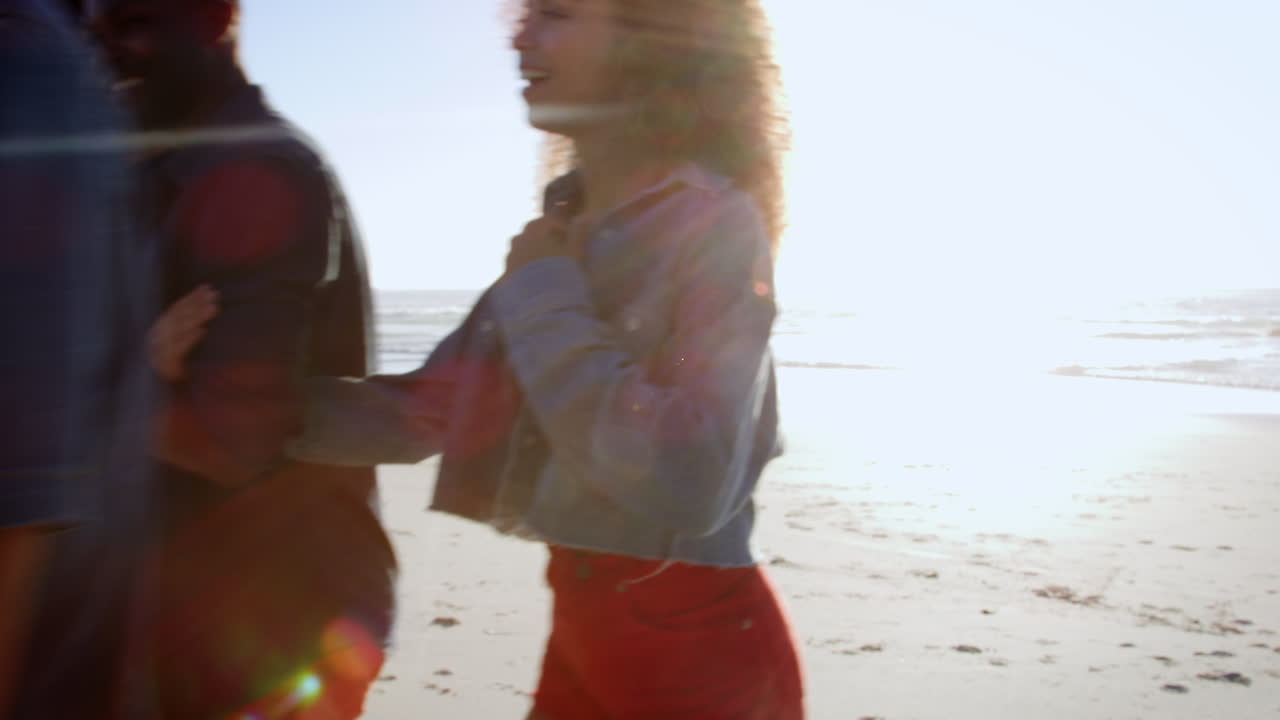 해변 휴가 에 해안 을 따라  ⁇ 고 있는 친구 들 의 집단