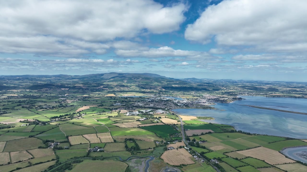Dungarvan Bay er en fantastisk naturhavn på Irlands sørøstkyst, hvor den fargerike kystbyen Dungarvan møter Atlanterhavet, innrammet av de majestetiske Comeragh-fjellene