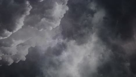 黑暗的天空中的黑云和暴风雨前的闪电