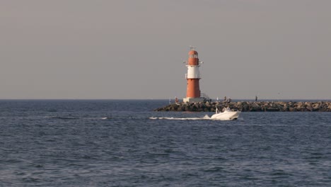 impresiones de la playa en warnemünde warnemuende cerca de rostock en una hermosa tarde de verano en alemania, europa