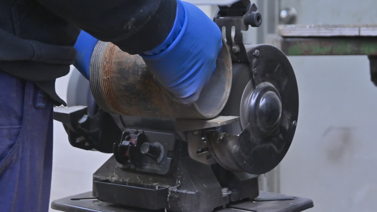 moldeo de acero: la precisión de un viajero con una rueda de alambre