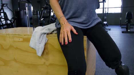 mujer mayor hablando por teléfono móvil en el estudio de fitness 4k