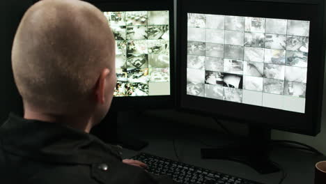 guardia de seguridad trabajando en una habitación