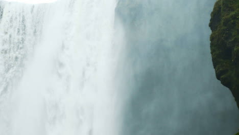 Skogafoss-Wasserfall-In-Island