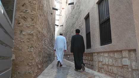 une vieille rue du vieux dubaï située dans le quartier historique d'al fahidi, aux émirats arabes unis