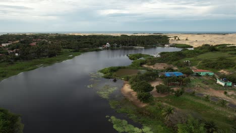 Wunderschöne-Aufnahme-Eines-Sees-Inmitten-Von-Dünen-Mit-üppiger-Natur-Im-Nordosten-Brasiliens