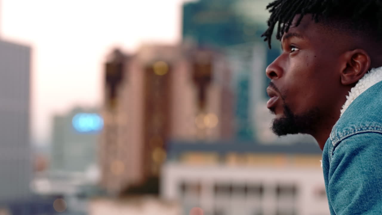 hombre negro, bebiendo y balcón en la ciudad