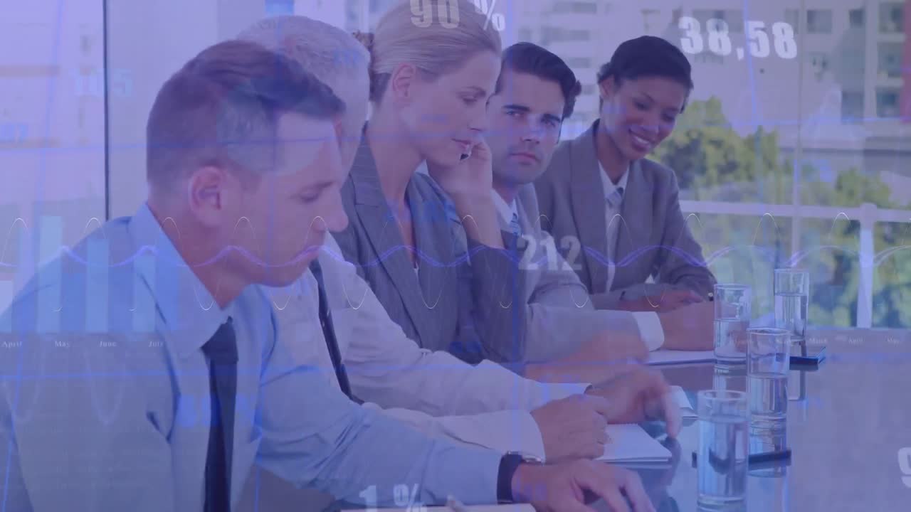 사무실 회의실에서 다양한 사업가에 대한 통계 데이터 처리의 애니메이션