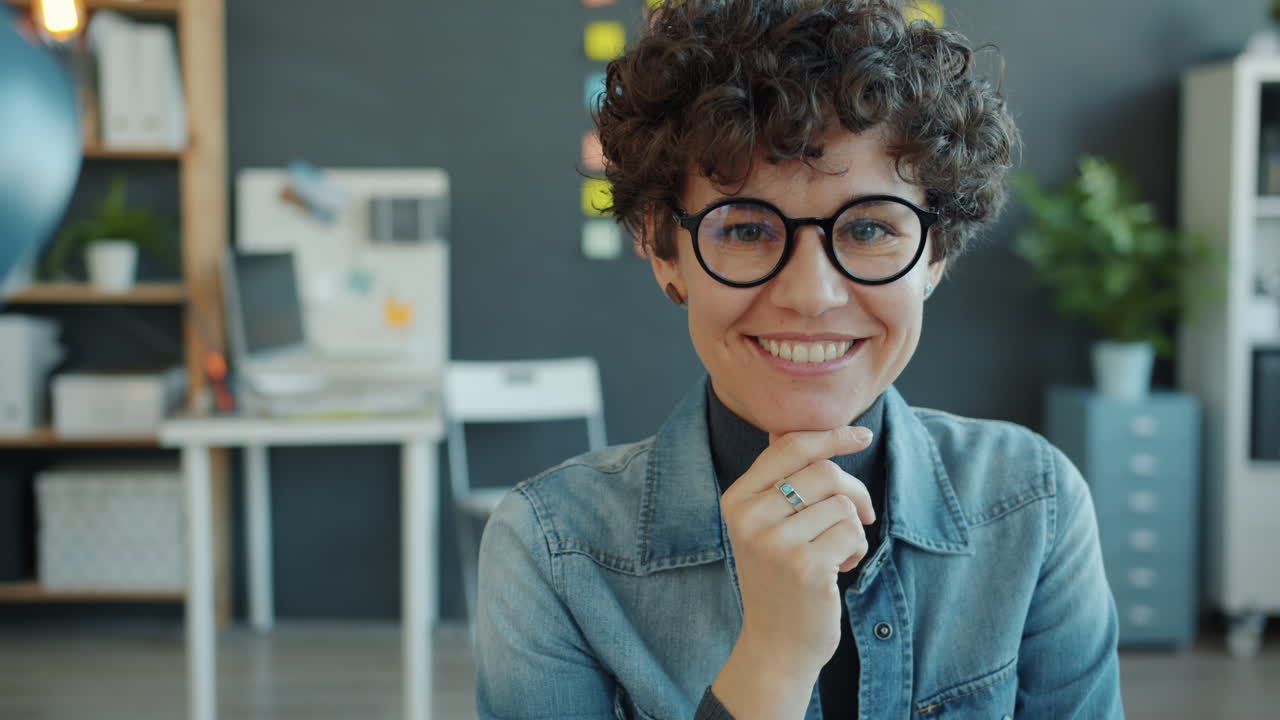 mujer sonriente en la oficina moderna