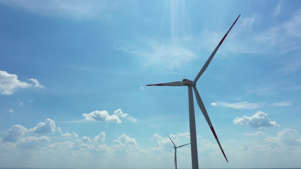 molino eólico, grandes turbinas eólicas que giran para generar energía limpia y renovable para el desarrollo sostenible