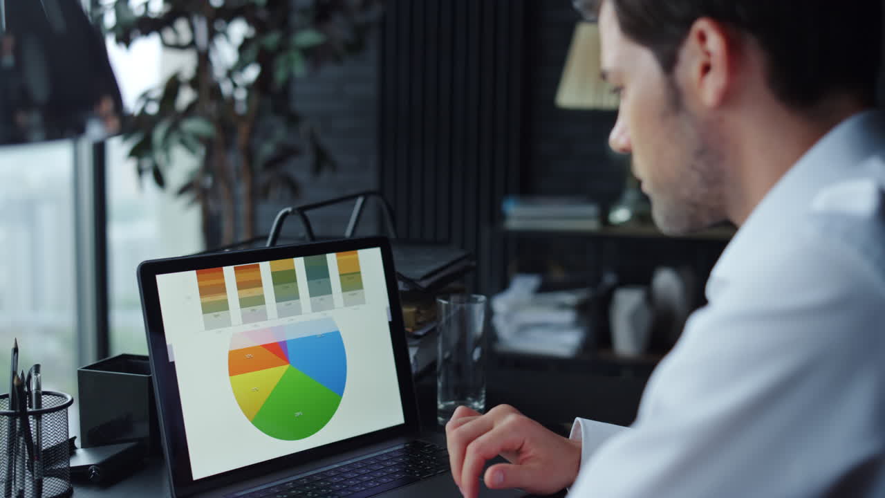 hombre de negocios trabajando en una computadora portátil en el lugar de trabajo. hombre usando touchpad en una computadora portátil