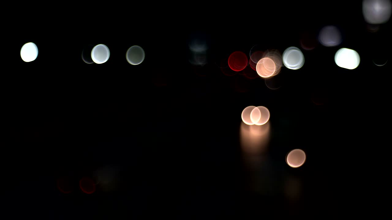 밤에 방 거리에서 교통을 운전하는 불분명하고 흐릿한 자동차, 높은 소음과 아름다운 보케.