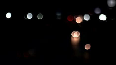el tráfico de automóviles desenfocado y borroso en la calle de bangkok por la noche, alto ruido y hermoso bokeh.