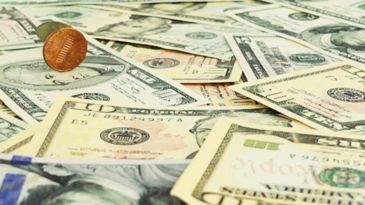 Monete degli Stati Uniti che cadono. Dollari statunitensi. Movimento rallentato. Riprese di denaro.