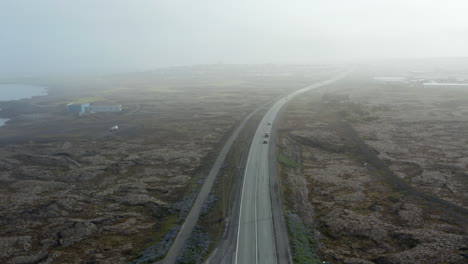 Vorwärtsflug-Luftbild-über-Atemberaubende-Und-Surreale-Isländische-Landschaft-Mit-Autofahren-Auf-Der-Ringstraße.-Ruhiger-Und-Friedlicher-Roadtrip-Eines-Autos-Durch-Die-Wichtigste-Straße-In-Island