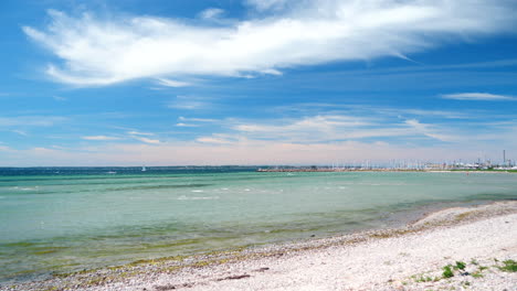 Playa-Verde-Brillante-Con-Bahía