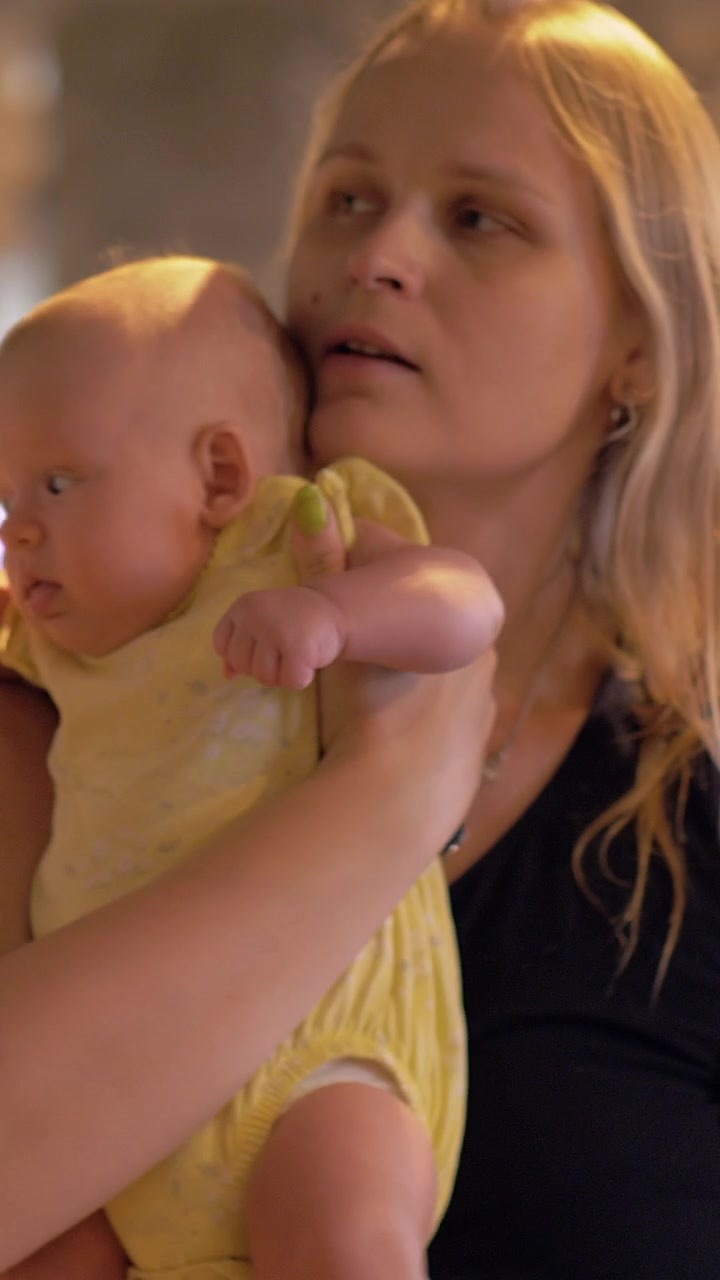 Frau mit unartigem Baby im Café