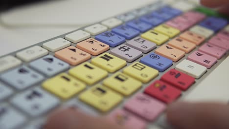 escribir y codificar en el teclado de edición con botones y letras coloridos