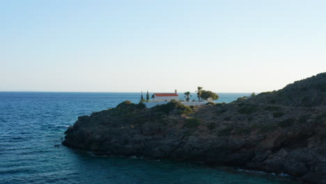 Malerischer-Blick-Auf-Die-Kirche-Sotiros-Christou-In-Der-Nähe-Von-Loutro,-Insel-Kreta,-Griechenland---Luftdrohnenaufnahme