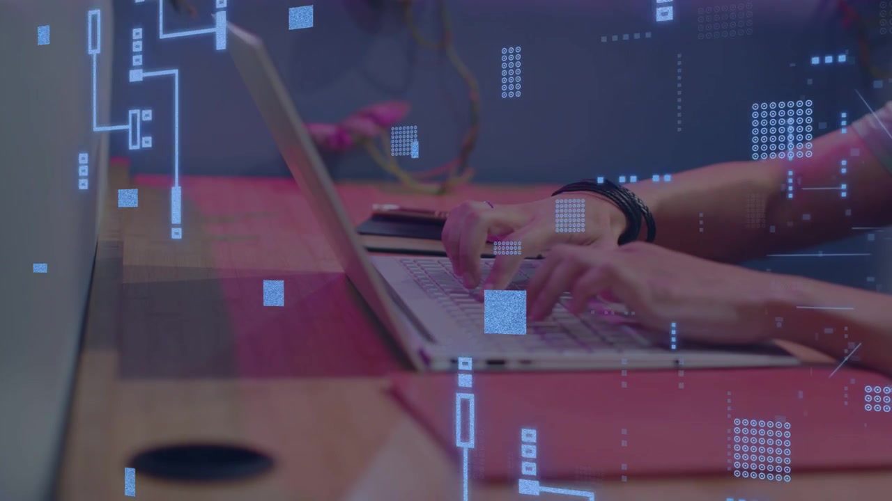 Mand taster på bærbar computer, fingrene aktiverer et blåt kredsløbsoverlay, der vokser og derefter falmer, mens han arbejder med tech.