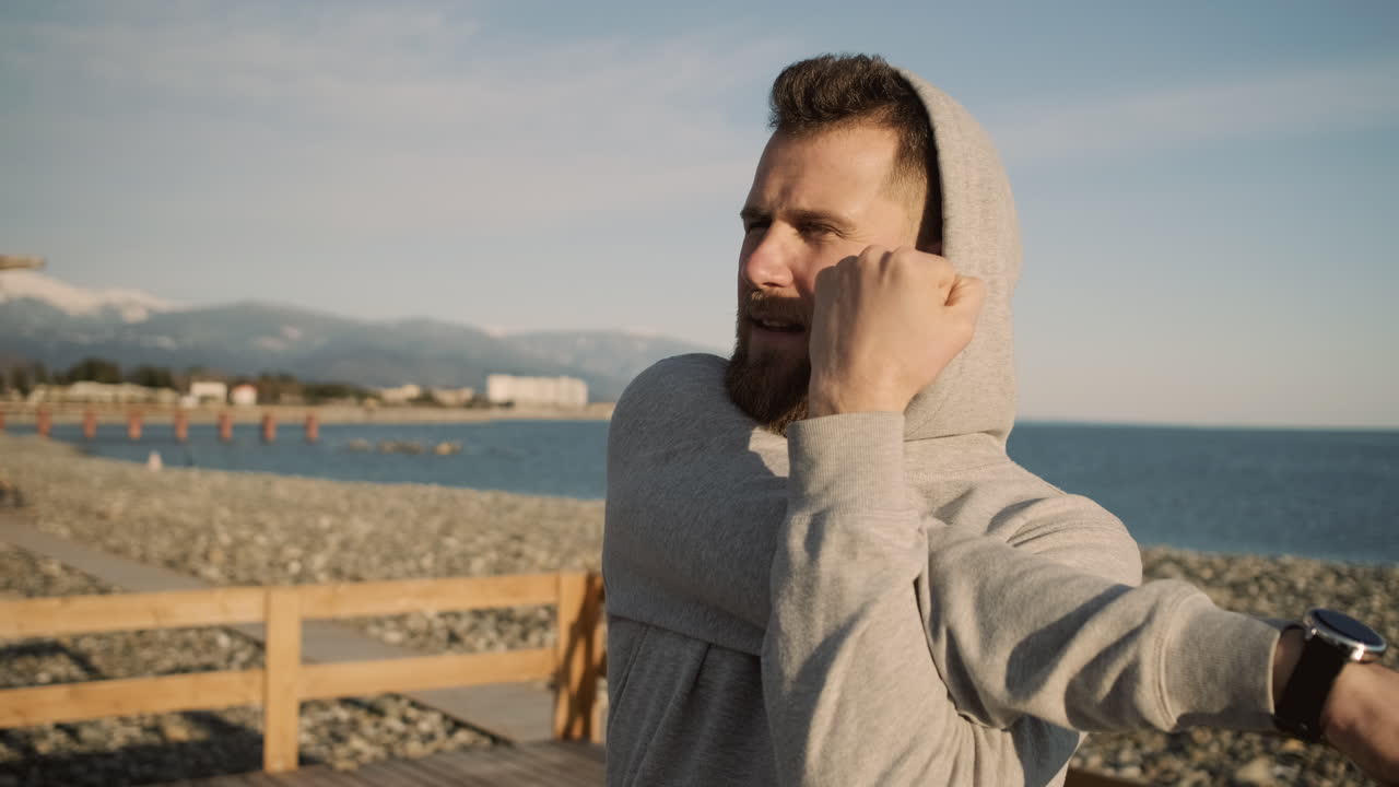 해변에서 어있는 남자